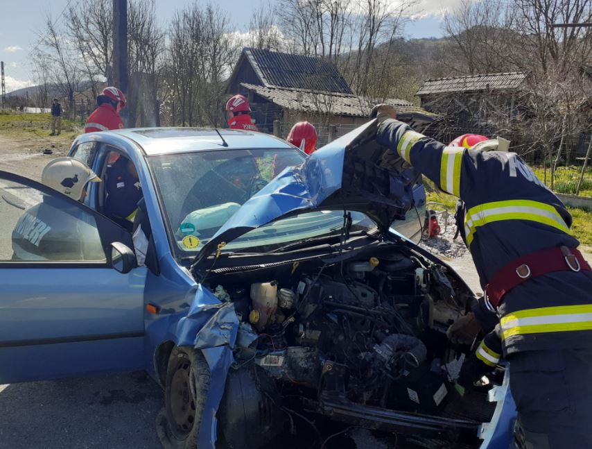 Pompierii au intervenit la un accident în localitatea Vad. O tânărăr a rpmas încarcerată/ Foto: ISU Cluj