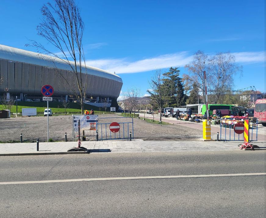 Terenul pentru Piața volantă de lângă stadionul Cluj Arena a fost modernizat/Foto Emil Boc Facebook.com