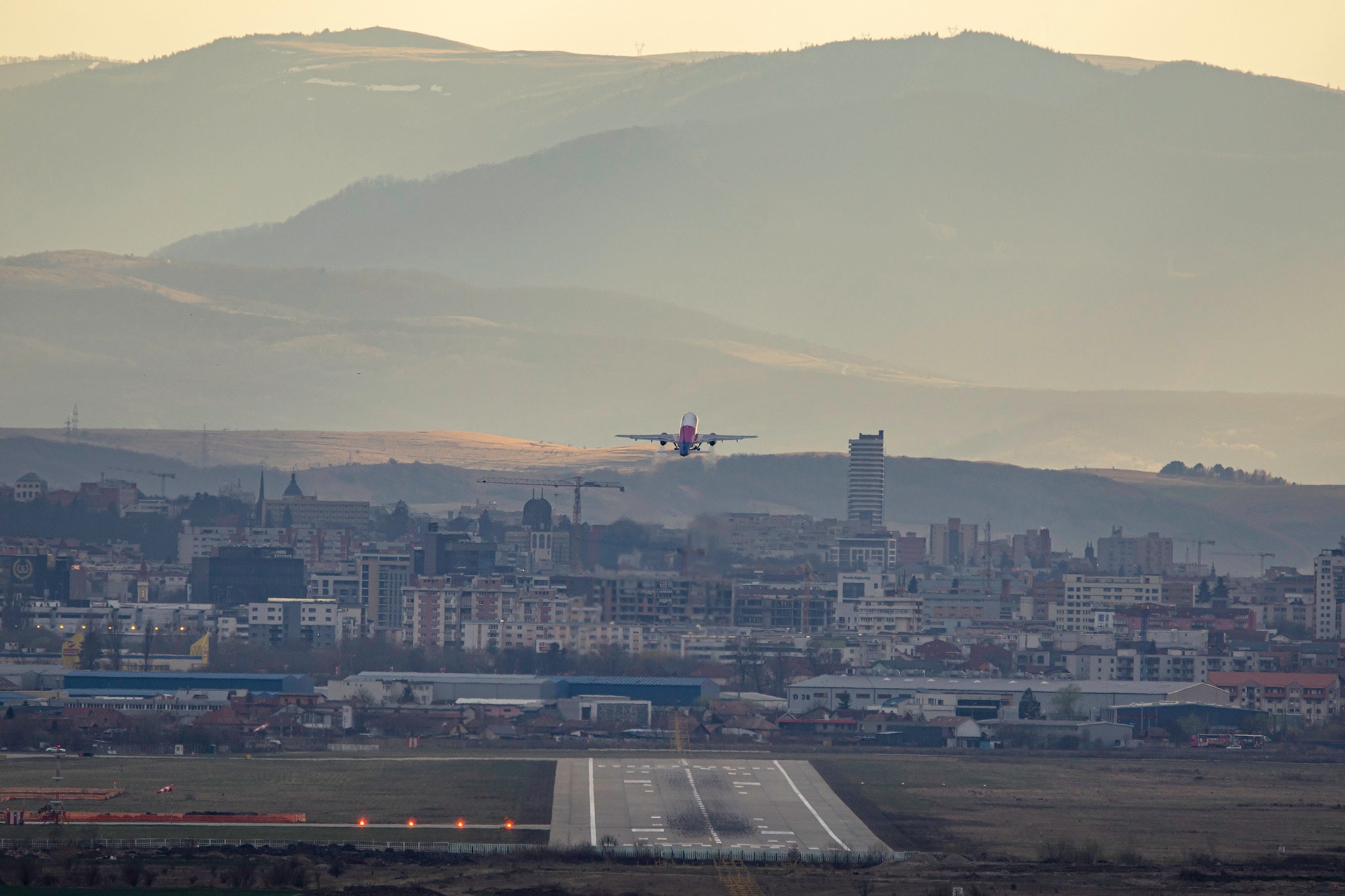 Când ar putea fi finalizată devierea Someșului și prelungirea pistei la Aeroport? FOTO: Facebook/ Aeroportul International Avram Iancu Cluj