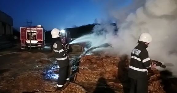 Intervenție la un incendiu de baloți de fân în comuna Mica/Foto ISU Cluj