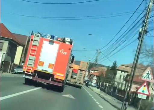 Autospecială de pompieri, blocată de un șofer de TIR/ Foto: captură video - Info Trafic Cluj-Napoca