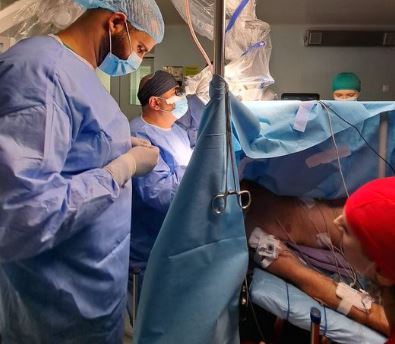 Intervenția neurochirurgicală cu pacientul conștient, în Bihor/Foto: spitaljudetean-oradea.ro