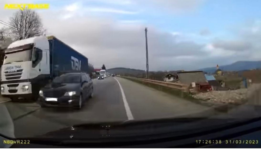 Șofer kamikaze, la un pas să producă un accident între un TIR și două mașini / Foto: captură video - Info Trafic jud. Cluj