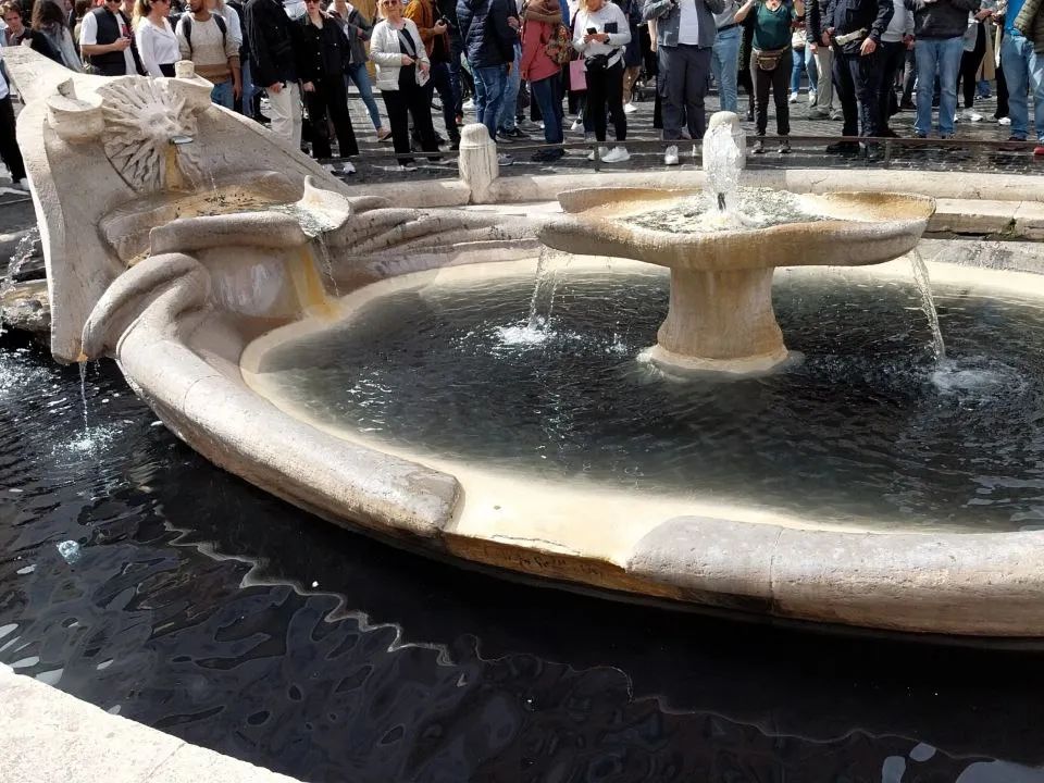 Activişti de mediu au înnegrit apa unei fântâni din Piazza di Spagna din Roma / Foto: Facebook - Ultima Generazione