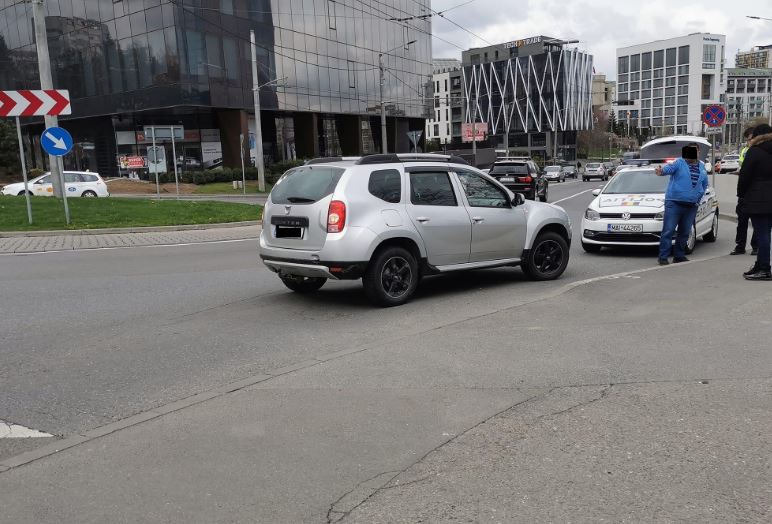 Biciclist, lovit în sensul giratoriu din apropiere de Iulius Mall / Foto: Info Trafic jud. Cluj
