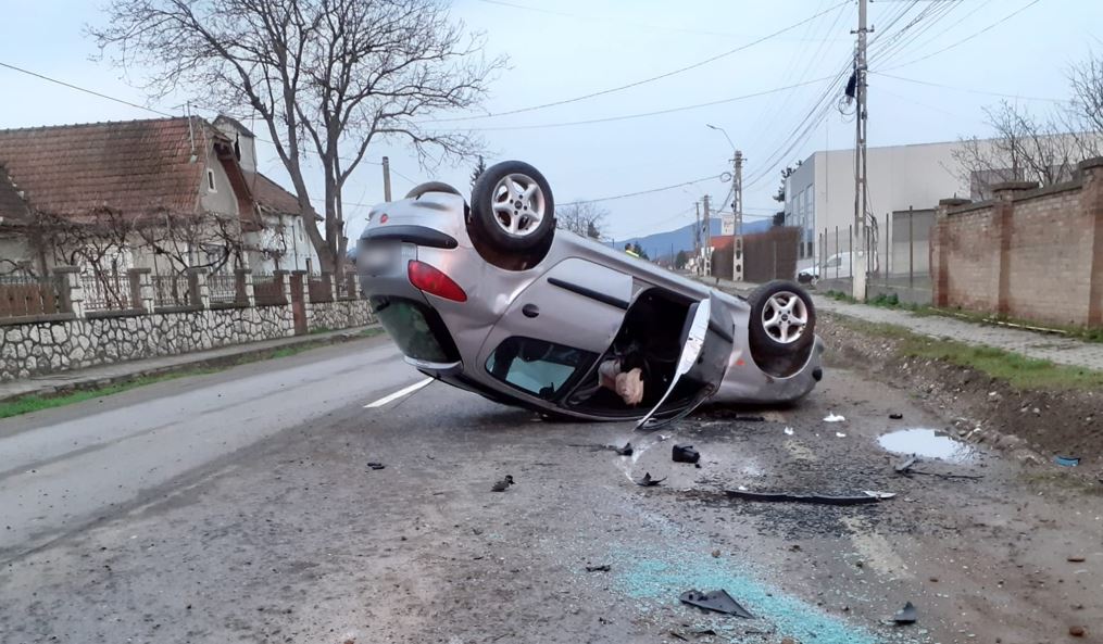 Un tânăr beat s-a răsturnat cu mașina în Mihai Viteazu / Foto: ISU Cluj