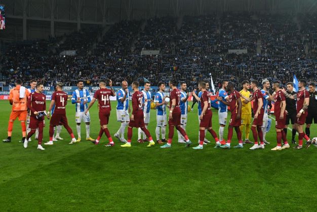 Jucătorii CFR-ului împreună cu cei ai Universității Craiova înaintea meciului /FOTO: Universitatea Craiova - Facebook