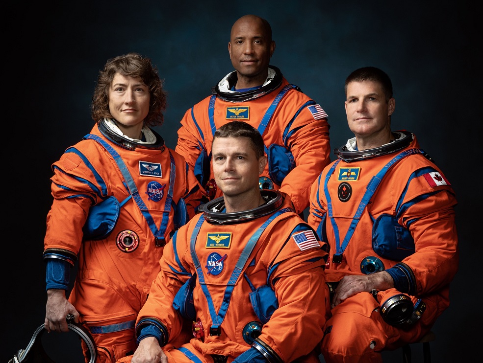 De la stânga la dreapta, Christina Koch, Victor Glover (sus), Reid Wiseman (jos) și Jeremy Hansen. Sursă foto Facebook NASA