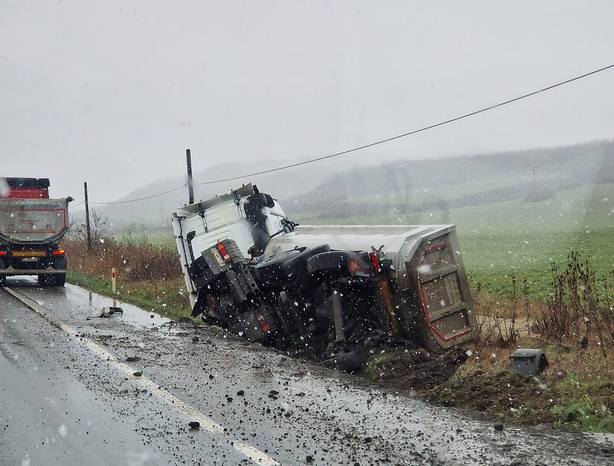 Camionul răsturnat în șant /FOTO: Info Trafic Cluj - Facebook
