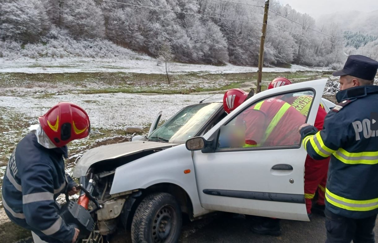 Intervenția pompierilor la un accident rutier petrecut între localitățile Chiuiești și Măgoaja  / Foto: ISU Cluj