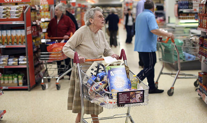 Bătrână la cumpărături într-un supermarket. Sursă foto Pixabay