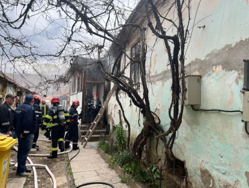 Incendiu la o casă. Trei copii, transportați la spital / Foto: mesageruldesibiu.ro