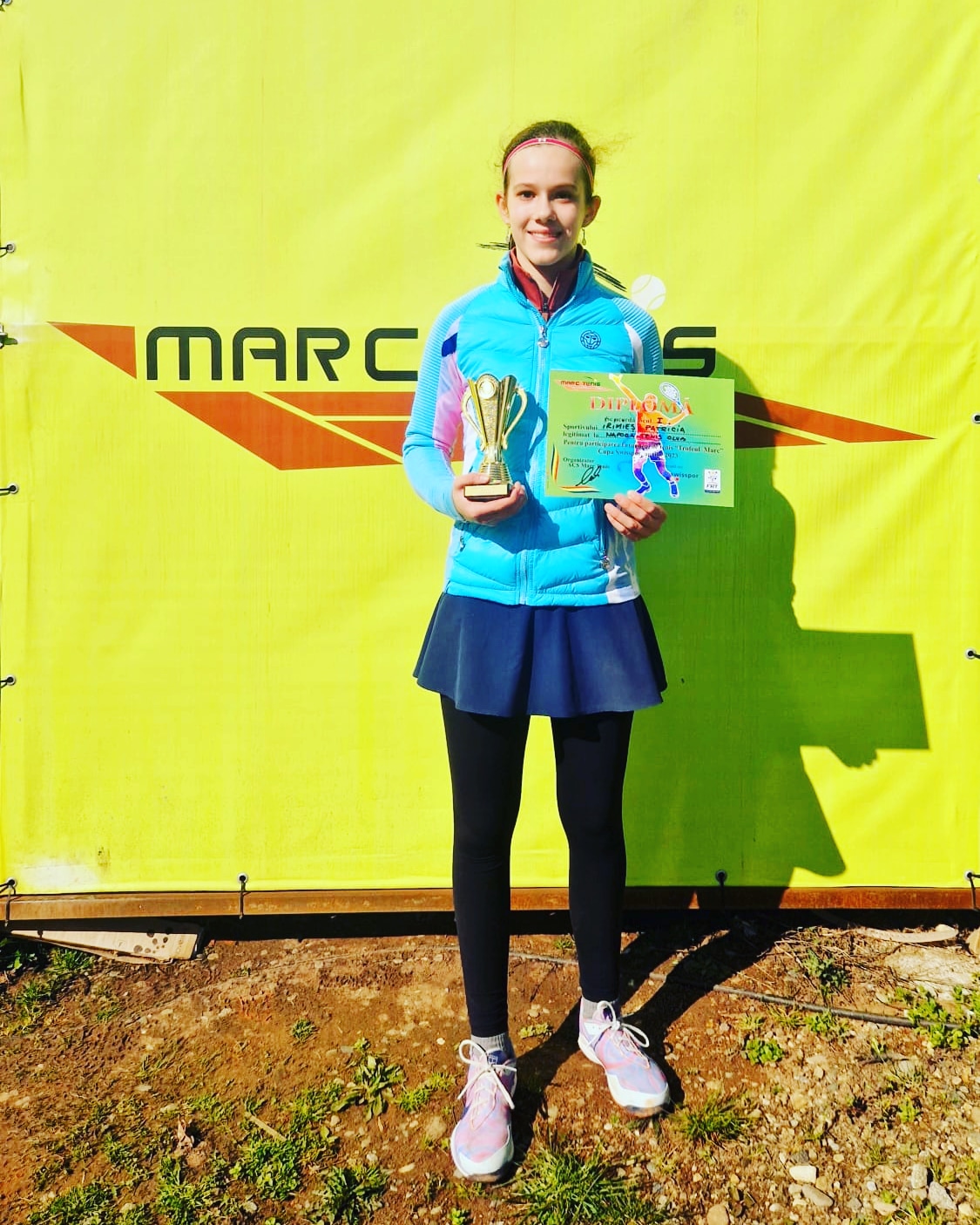 Patricia Irimieș cu diploma și trofeul locului I obținut la turneul Marc - Cupa Swisspor. Foto arhivă personală