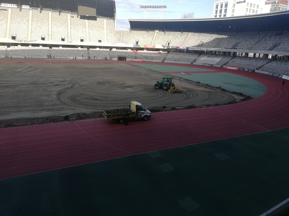 Lucrări de înlocuire a gazonului pe Cluj Arena. Sursă foto Facebook Paul Gheorgheci