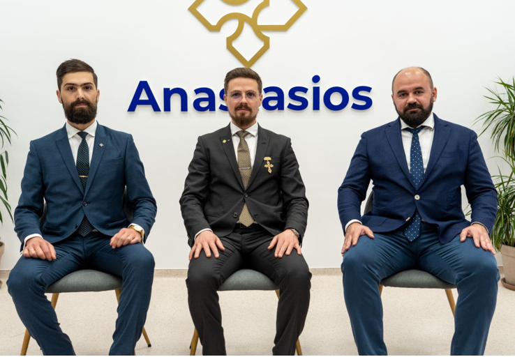 Co-fondatorii Anastasios Medical: Teodor Simion, medic stomatolog (stânga), Iustinian-Ioachim Simion, medic neurochirurg (centru), Vlad-Costin Mitoceanu, expert IT și Marketing (dreapta)