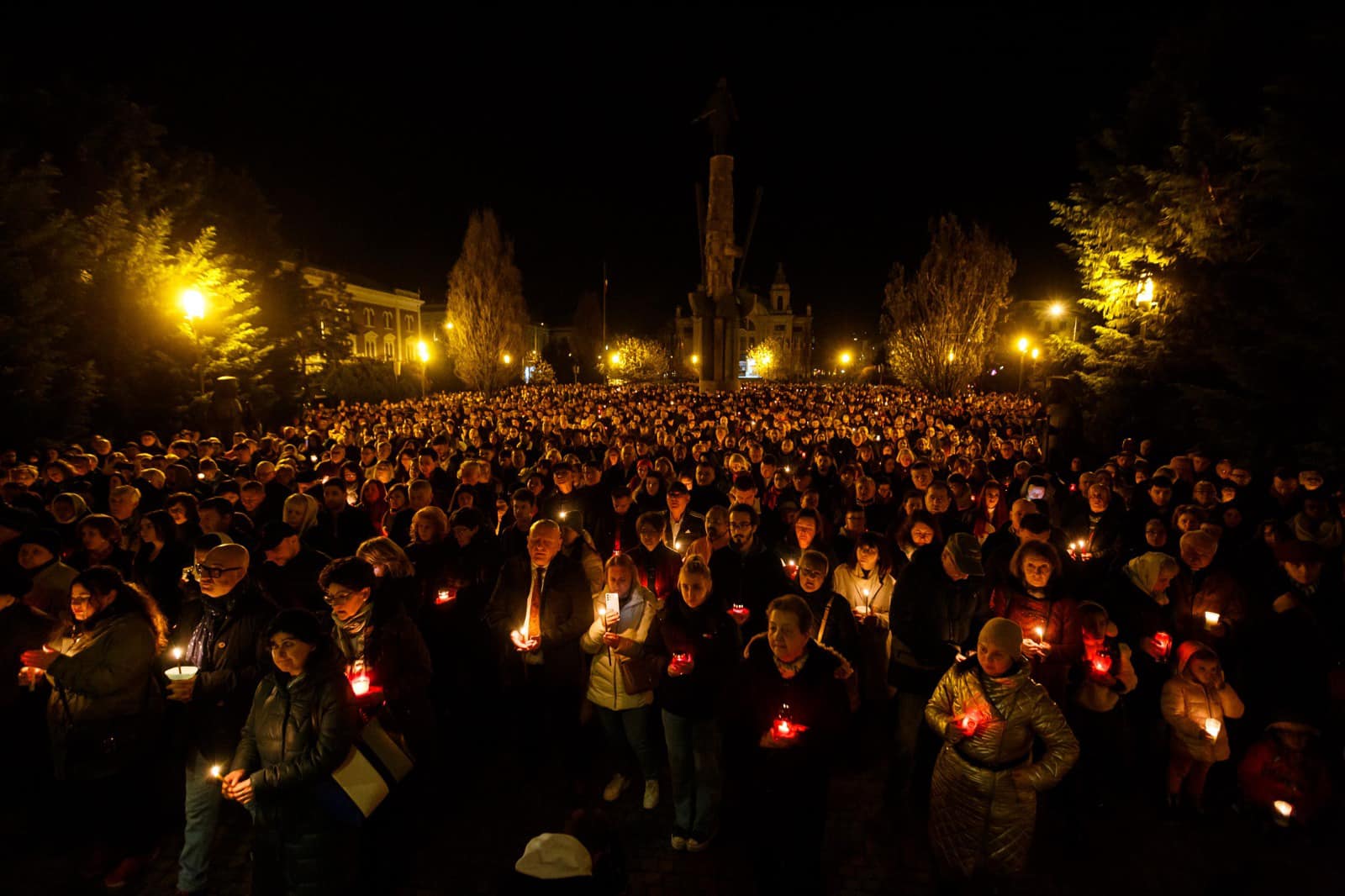 Mii de clujeni au participat la slujba de Înviere de la Catedrala Mitropolitană. FOTO: Facebook/ Emil Boc
