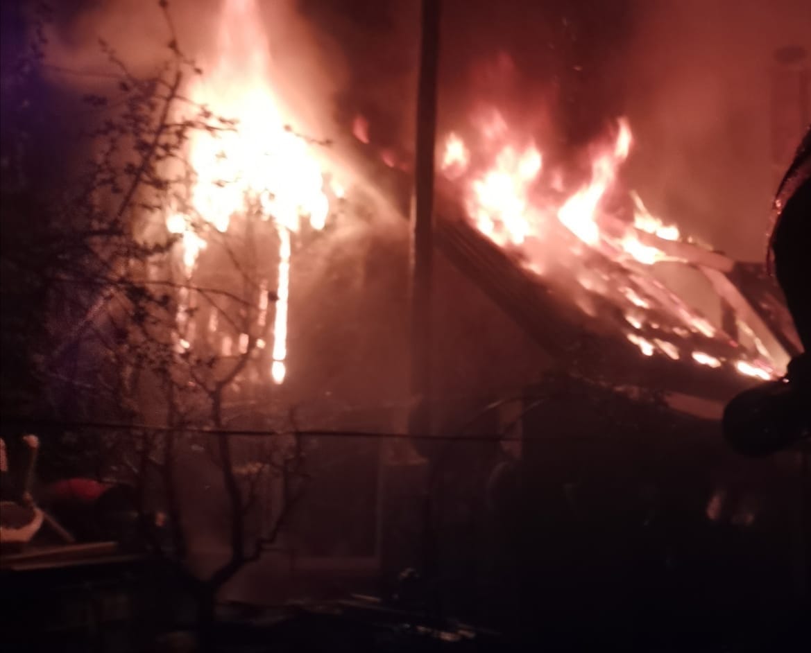 Garajaul unei case din Cluj-Napoca a fost mistuit de flăcări. FOTO: ISU Cluj
