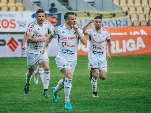 Dan Nistor (plan apropiat) bucurându-se de golul marcat /FOTO: FC Universitatea Cluj