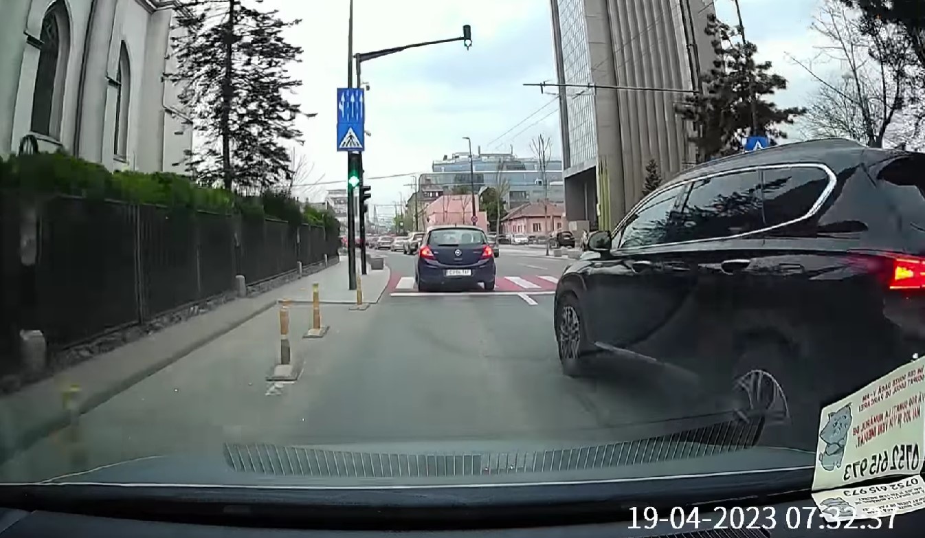 Un șofer a fost la un pas să facă accident după o manevră periculoasă în trafic/ Foto: captură ecran video -grupul de Facebook Info Trafic Cluj-Napoca