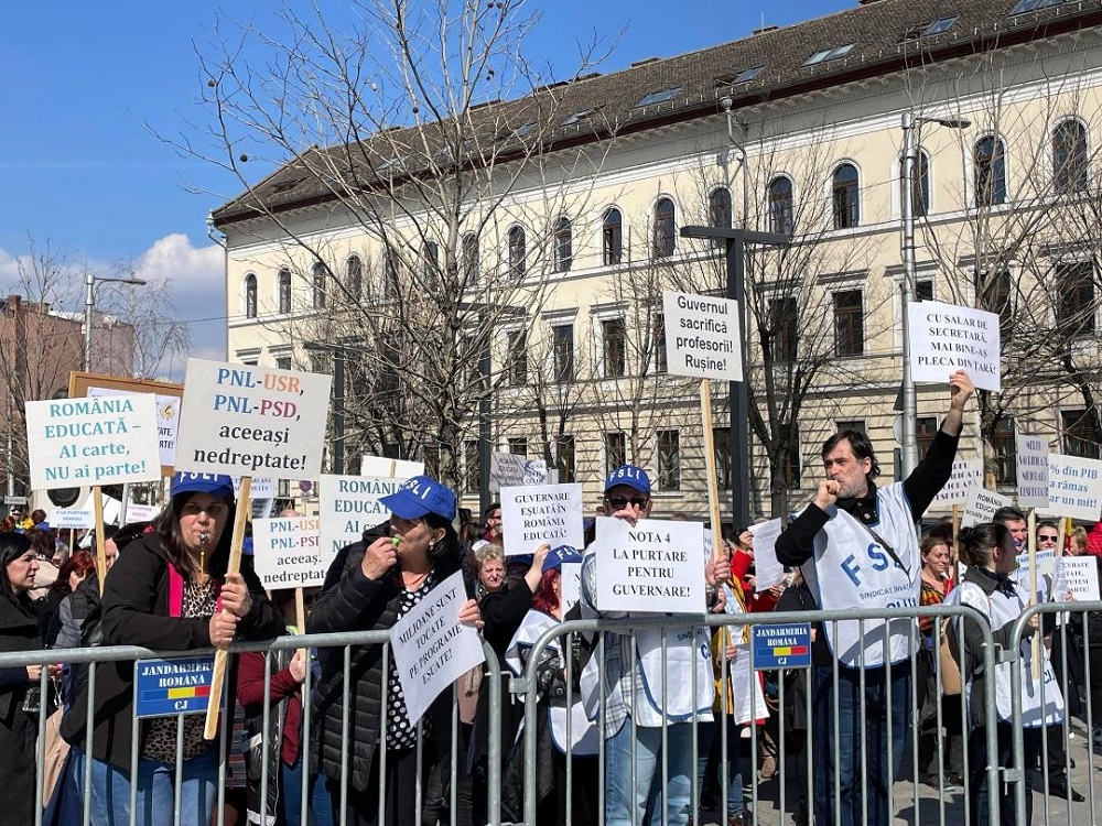 Protest al profesorilor în fața Prefecturii Cluj. Foto monitorulcj.ro