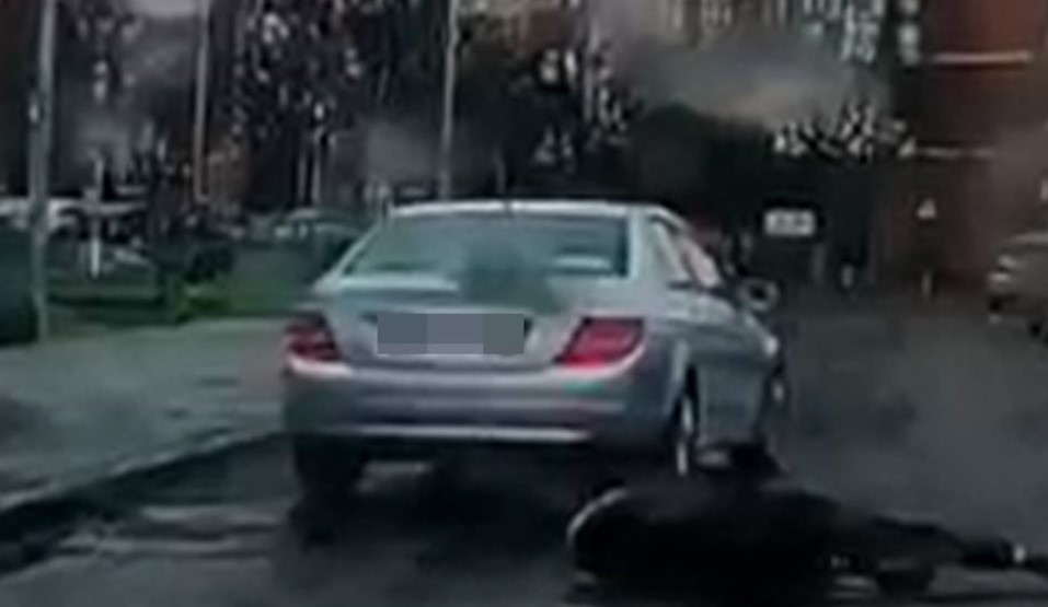 O şoferiţă din Arad este cercetată de poliţişti după ce a luat pe capota maşinii o femeie cu care se certase din cauza unui loc de parcare/ Foto: specialarad.ro