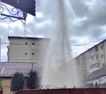 O explozie la o conductă de apă înregistrată în Dej a lăsat, miercuri, mai multe case fără apă/ Foto: captură ecran video YouTube dejeanul