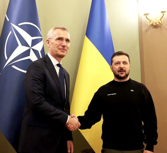Jens Stoltenberg (stânga) împreună cu Volodimir Zelenski (dreapta) /FOTO: captură ecran NATO - Facebook