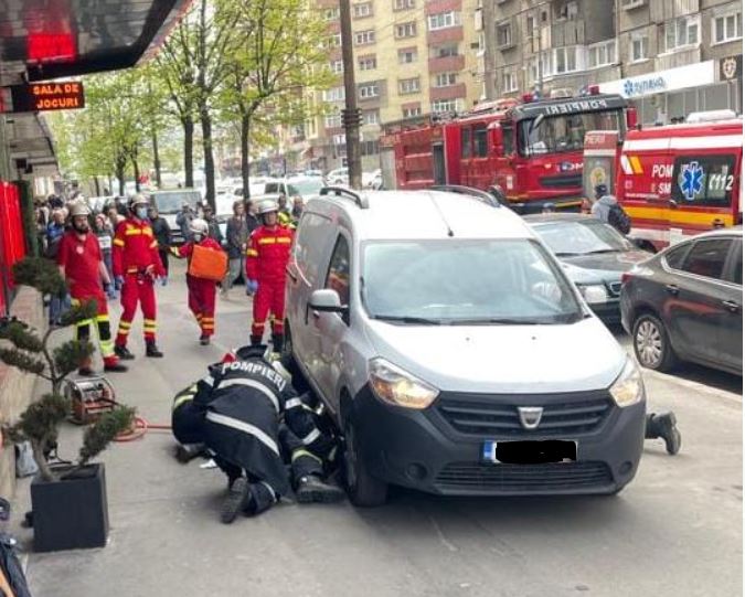 Femeie prinsă sub mașină în Mărăști / Foto: ISU Cluj