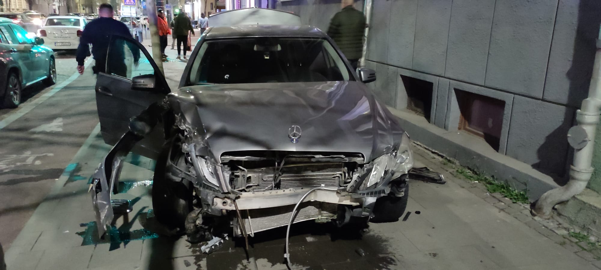 Accident cu două mașini, pe strada Horea din Cluj-Napoca - FOTO: ISU Cluj