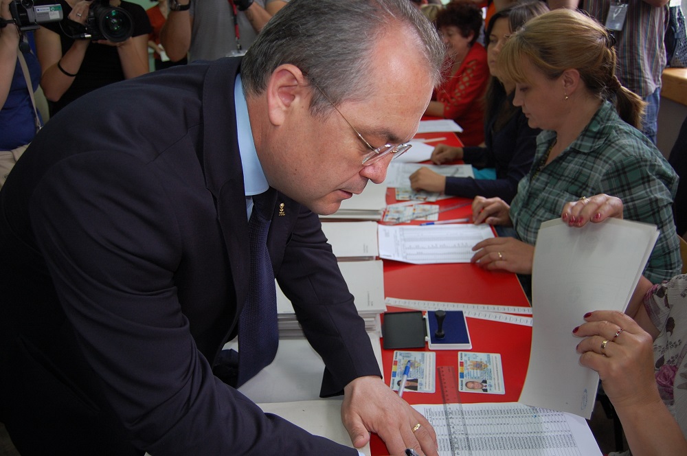 Emil Boc votează la alegerile locale. Sursă foto monitorulcj.ro
