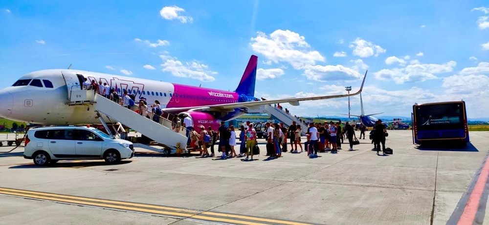Îmbarcare avion Wizz Air de pe Aeroportul Internațional Cluj. Foto Facebook Aeroportul Internațional Avram Iancu Cluj