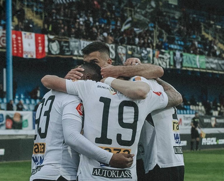Jucătorii Universității Cluj bucurându-se la gol /FOTO: FC Universitatea Cluj - Facebook