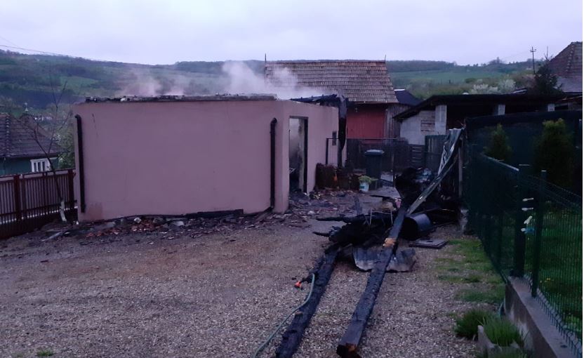 Intervenție pentru stingerea unui incendiu care a cuprins un adăpost în care se aflau peste 80 de găini și pui de găină/Foto: ISU Cluj