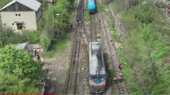 Incendiu la locomotiva unui tren care avea vagoanele încărcate cu motorină / Foto: captură video ebihoreanul.ro YouTube, preluat de la Asoiația Salvadrone