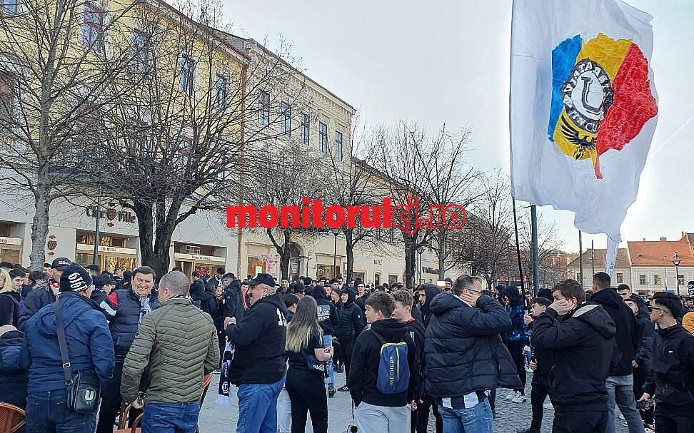 Suporterii „U” Cluj în Piața Unirii înaintea meciului contra CFR Cluj din 13 martie 2023/ Foto: monitorulcj.ro