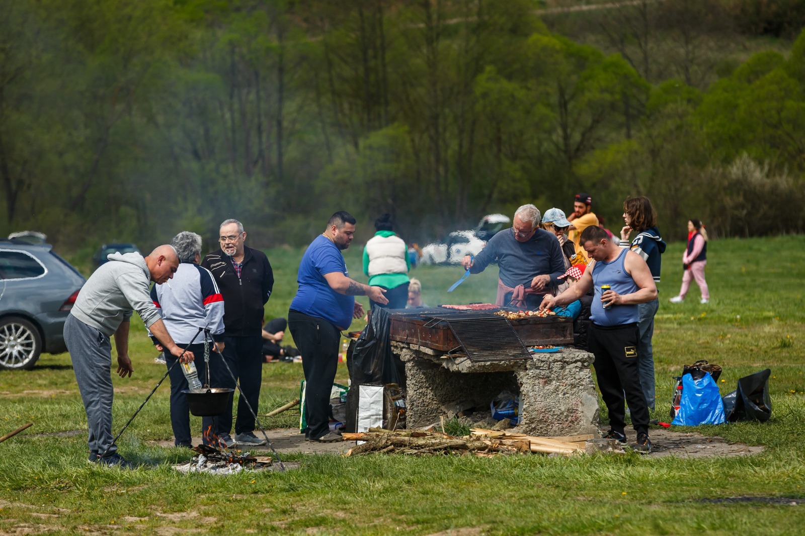 Clujenii au încins grătarele și sărbătoresc ziua de 1 Mai cu tradiționalii mici - FOTO: Facebook/ Emil Boc