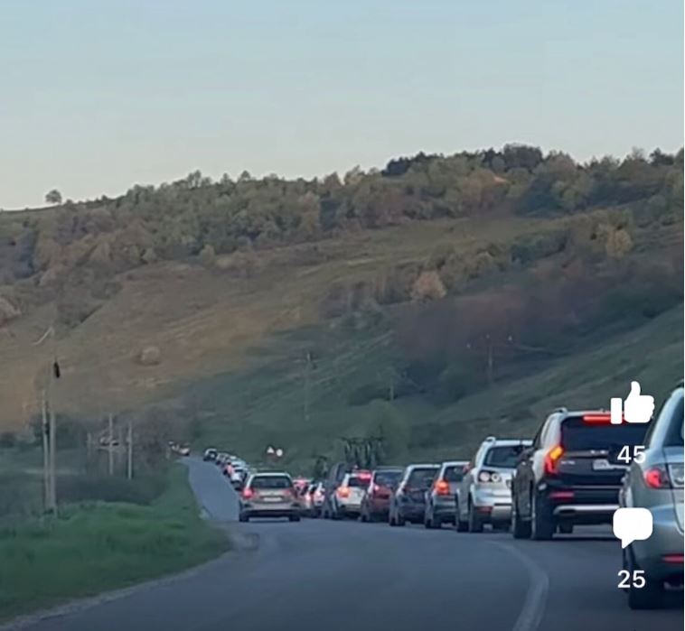 Un șofer depășește o coală pe linie continuă pe DN1J, înainte de intrare pe A3 / Foto: Info Trafic Cluj-Napoca