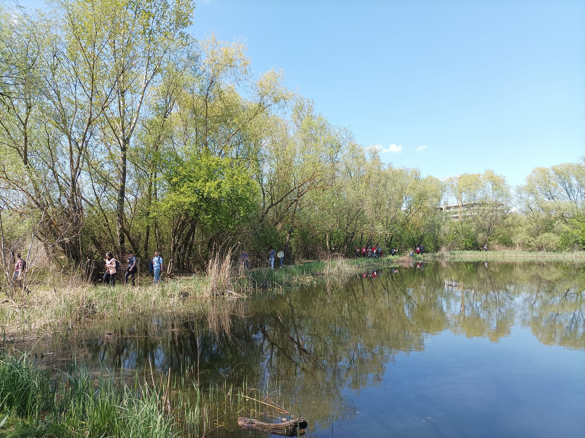 Clujeni, specialiști de mediu și activiști și-au petrecut ziua de 1 mai în Parcul Est. FOTO: Facebook/ SOS Parcul Est