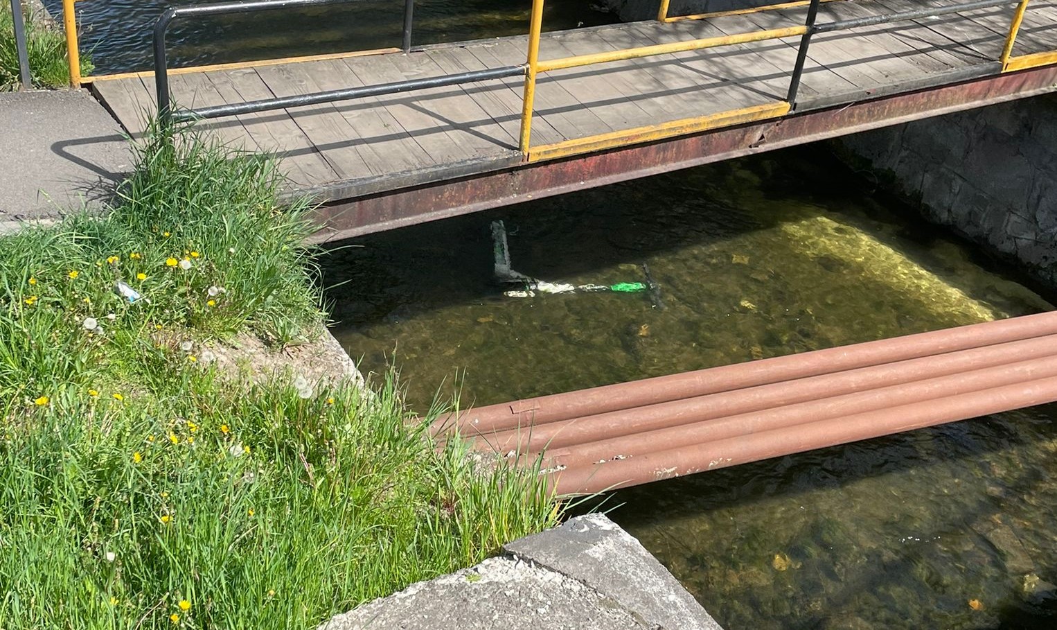 O trotinetă electrică a fost aruncată în apă în Canalul Morii pe strada Plopilor din Cluj-Napoca/ Foto: cititor Monitorul de Cluj