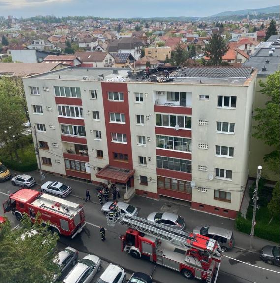 Incendiu pe acoperișul unui bloc / Foto: Bianca Pădureanu - WhatsApp ISU Cluj