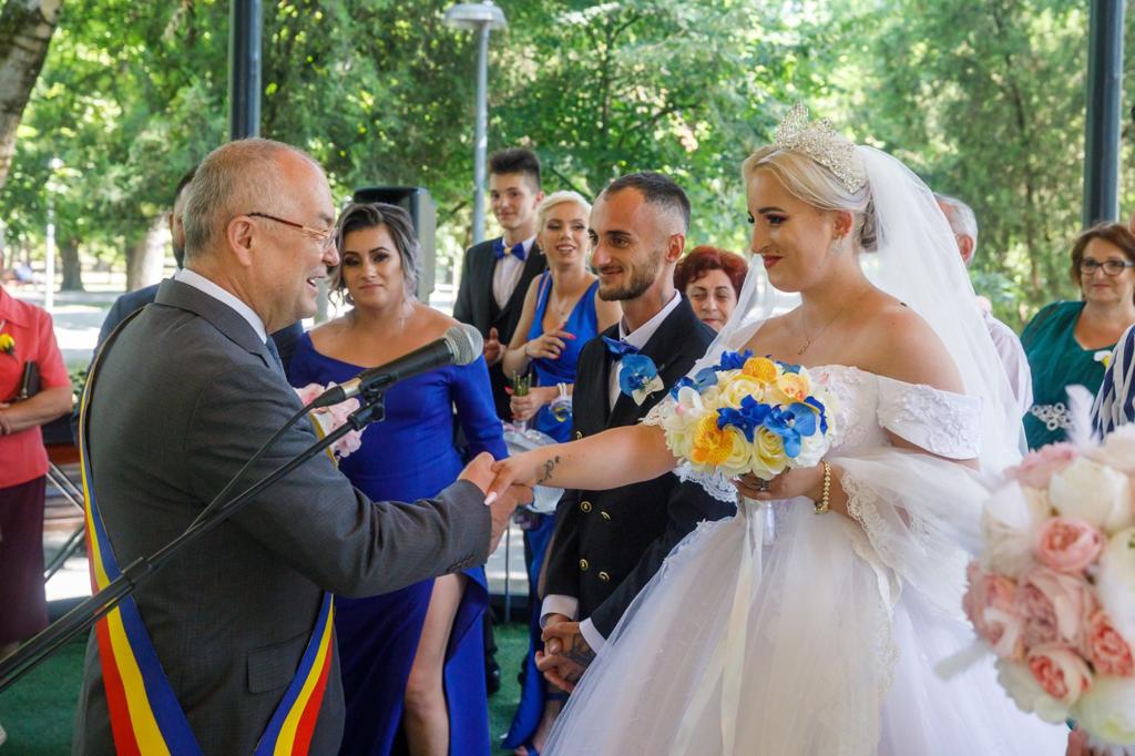 Începând de joi, 4 mai, cuplurile își vor putea uni destinele în foișorul din Parcul Central „Simion Bărnuţiu”/ Foto: Emil Boc - Facebook