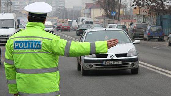 Un poliţist rutier fost rănit joi în timp ce desfăşura activităţi de dirijare a traficului într-o intersecţie din municipiul Alba Iulia/ Foto: Politia Rutiera Iasi - Facebook