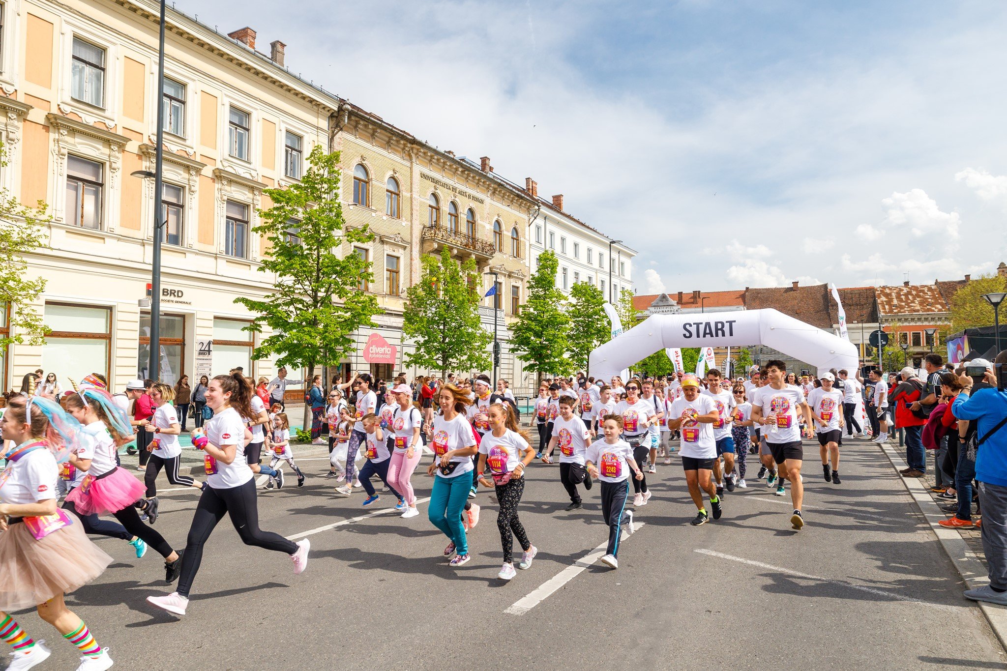Circulația pe mai multe străzi din centrul Clujului va fi oprită sâmbătă, cu ocazia desfășurării competiției „The Color Run”. FOTO: Facebook/ Municipiul Cluj-Napoca