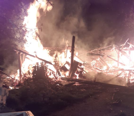 Incendiu la o construcție dintr-o curte din Petreștii de Jos / Foto: ISU Cluj