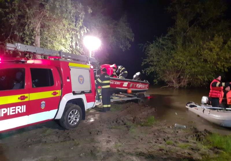 Un cadavru a fost găsit în râul Mureş, vineri, în timpul operaţiunilor de căutare a celor patru persoane dispărute după ce barca în care se aflau s-a răsturnat duminică seară/ Foto: ISU Mureș