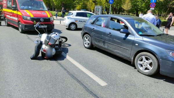 Un accident rutier a avut loc, sâmbătă, pe strada Cardinal Iuliu Hossu din municipiul Cluj-Napoca/ Foto: ISU Cluj