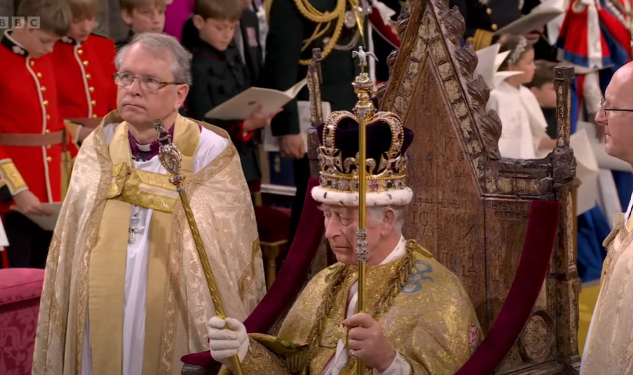 Regele Charles al III-lea a primit Coroana Sfântului Edward/ Foto: captură ecran video YouTube BBC World Service