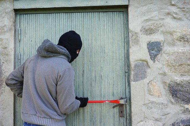 Doi tineri din județul Cluj au fost arestați preventiv pentru că au furat mai multe bunuri dintr-un garaj/ Foto: pixabay.com