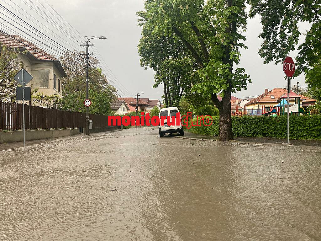 Stradă inundată. Sursă foto monitorulcj.ro