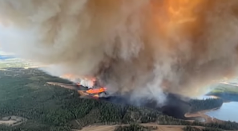 Aproximativ 25.000 de canadieni au fost forţaţi să îşi părăsească locuinţele după ce aproximativ 100 de incendii forestiere au cuprins provincia Alberta/ Foto: captură ecran video City News - YouTube
